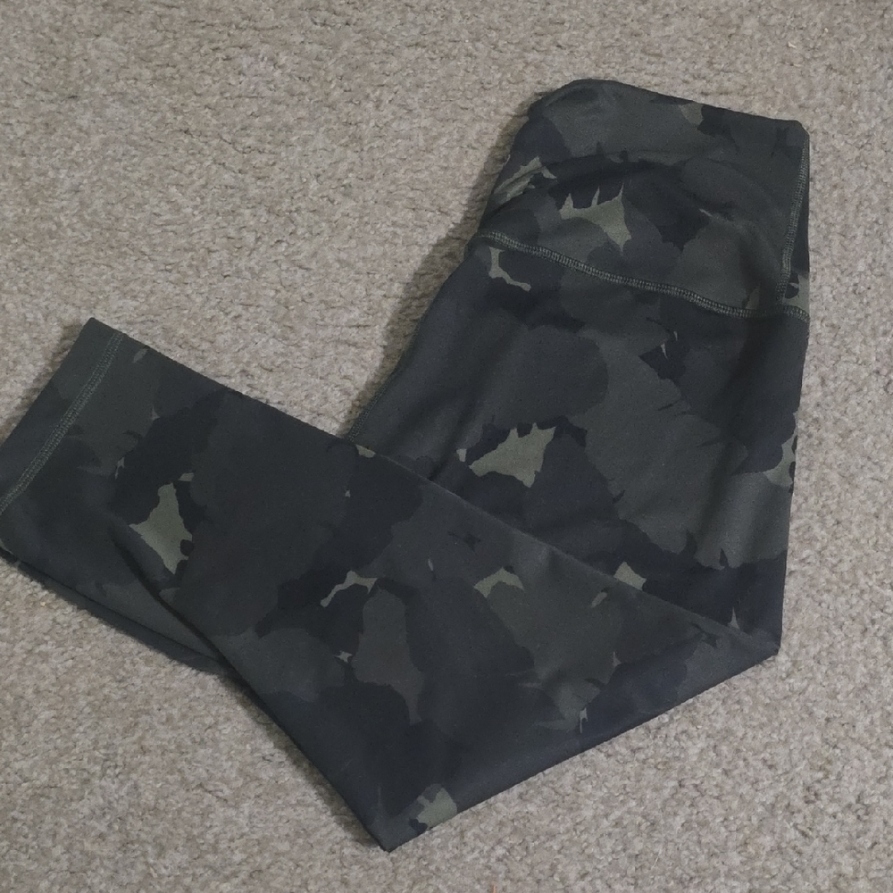 Lululemon Camo Capri Leggins Size 8